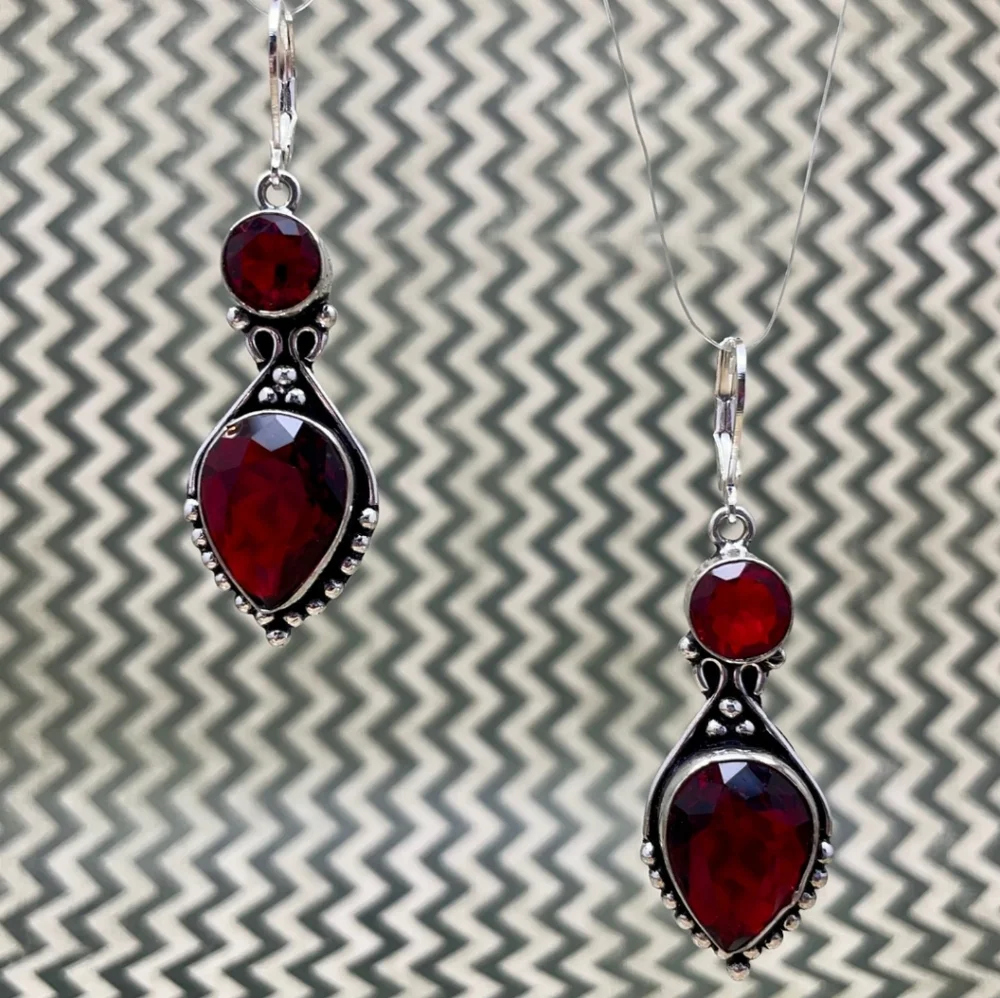 💕NWOT Elegant Red Garnet and Silver Drop Earrings - Picture 4 of 10